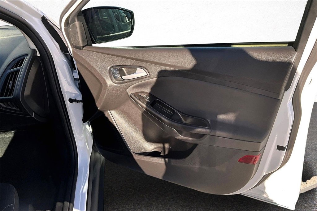 Used 2018 Ford Focus SE w/ SE Appearance Package image 26