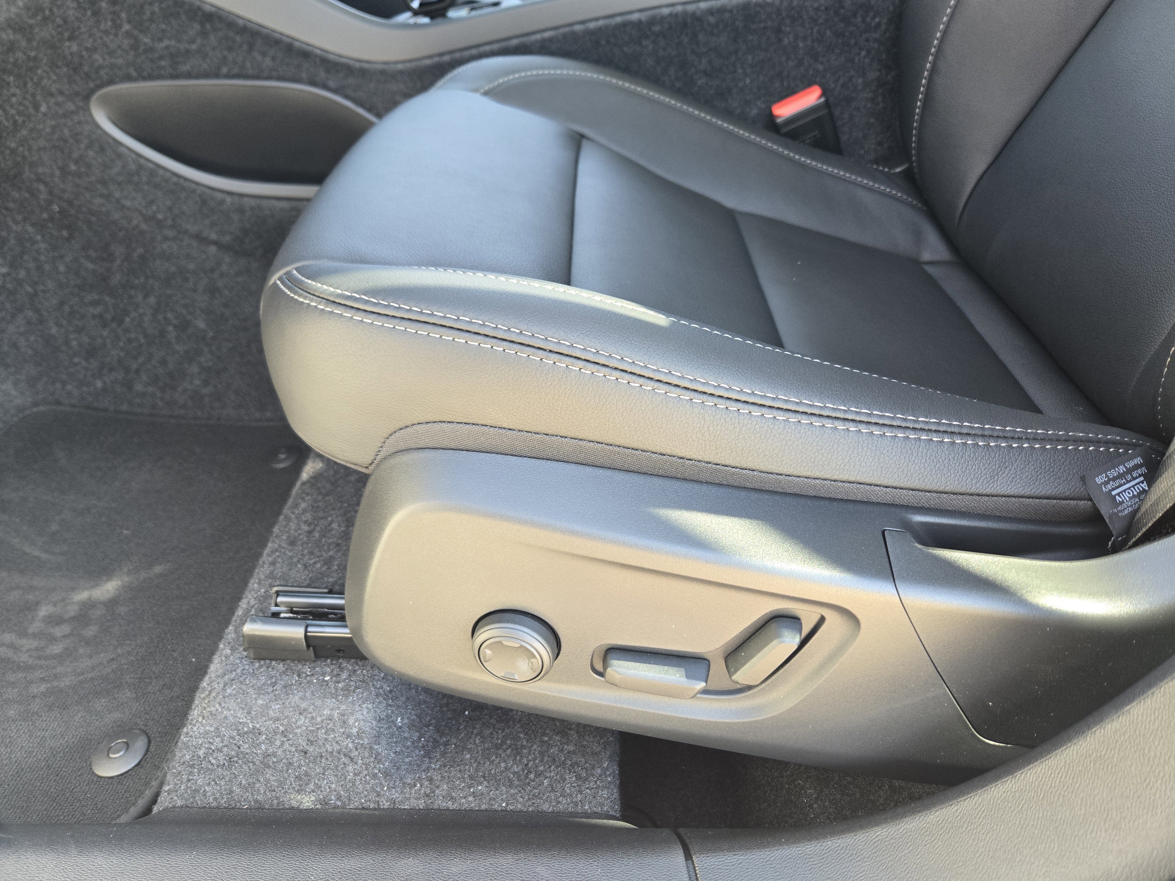 New 2026 Volvo XC40 B4 Core w/ Climate Package FWD image 21