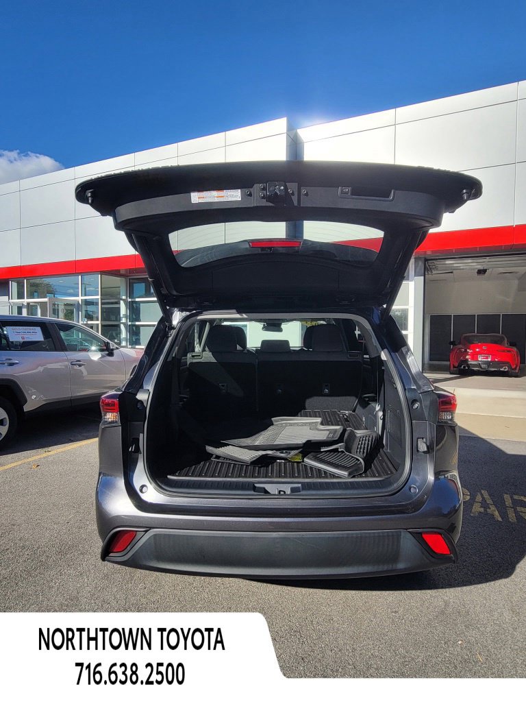 Used 2023 Toyota Highlander LE AWD/4WD image 6