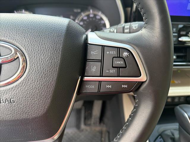 Used 2024 Toyota Highlander XLE AWD/4WD image 16