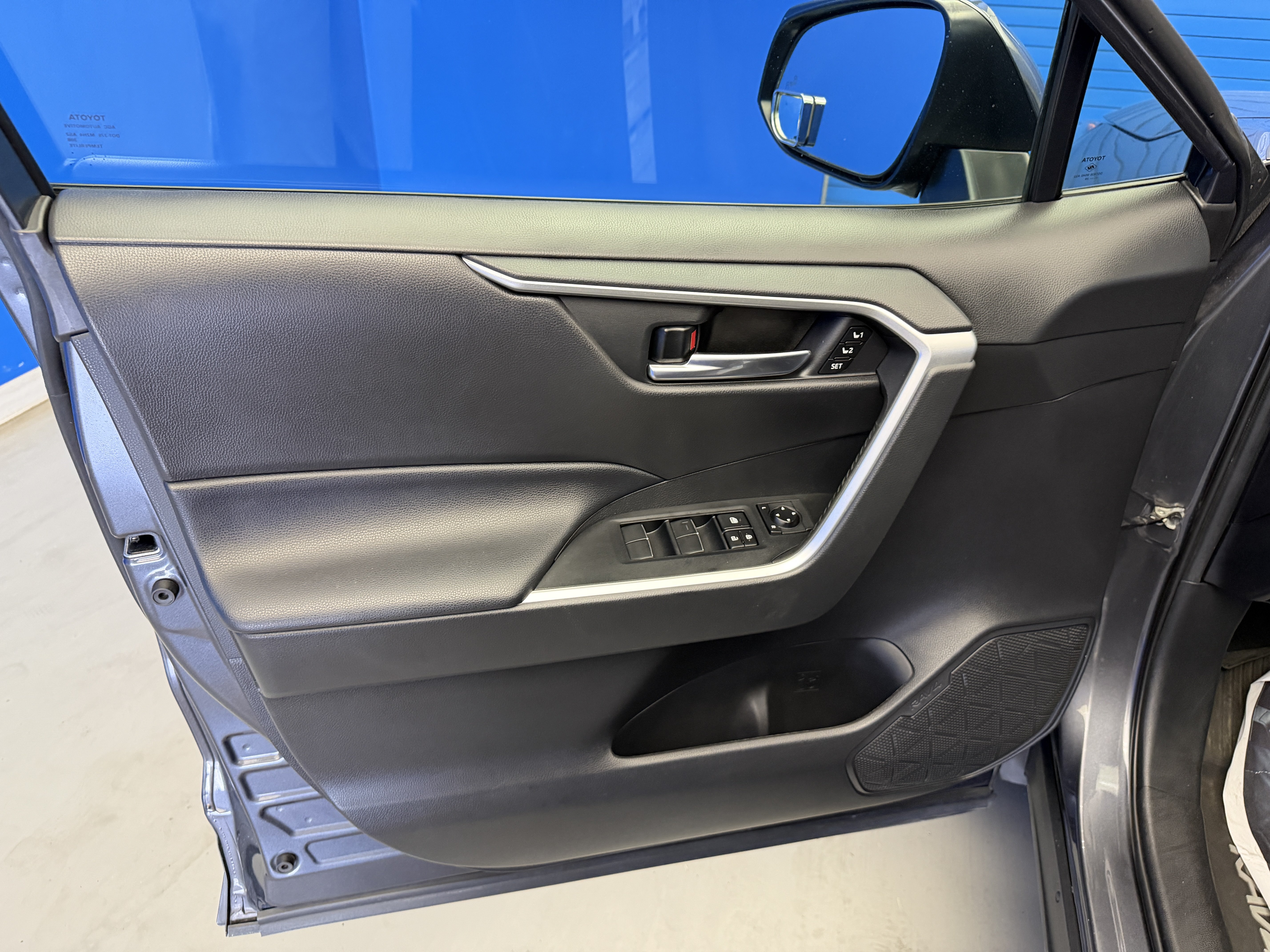 Used 2020 Toyota RAV4 XLE Premium AWD/4WD image 9