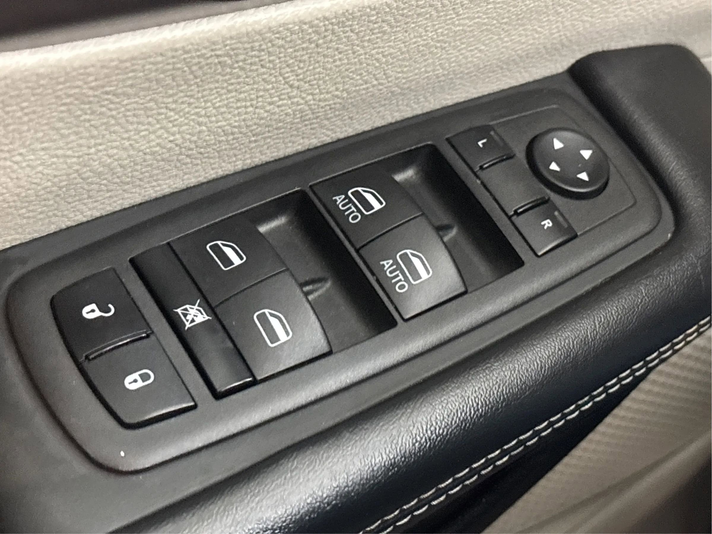 Used 2023 Chrysler Voyager LX image 41