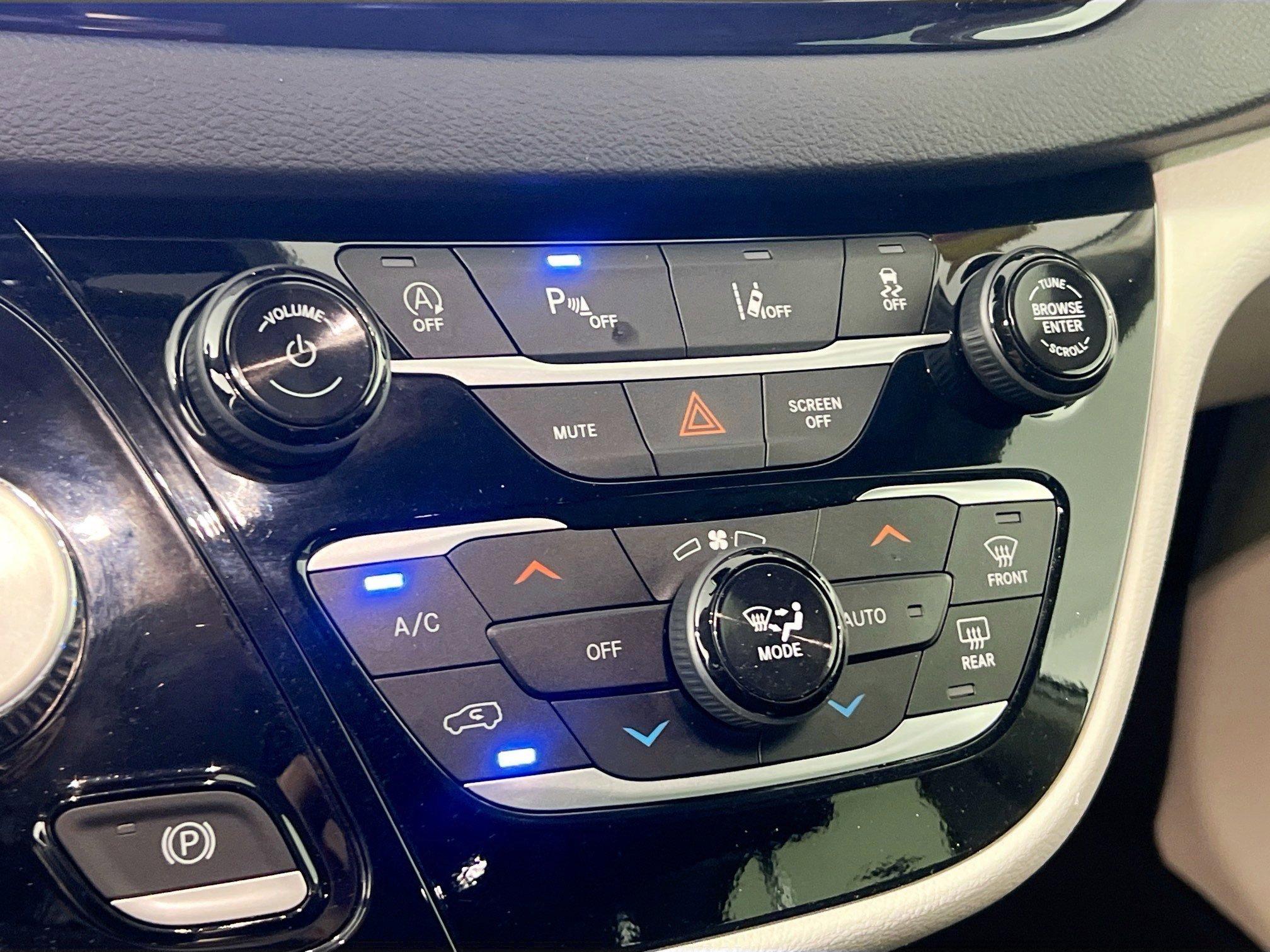 Used 2024 Chrysler Pacifica Touring-L image 26