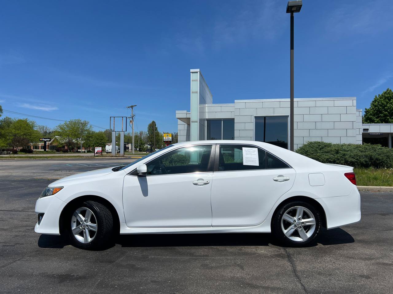 Used 2013 Toyota Camry SE FWD image 3