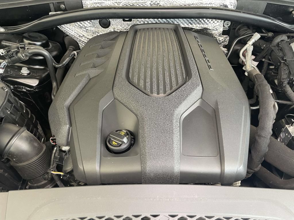 Certified 2023 Porsche Macan AWD/4WD image 24