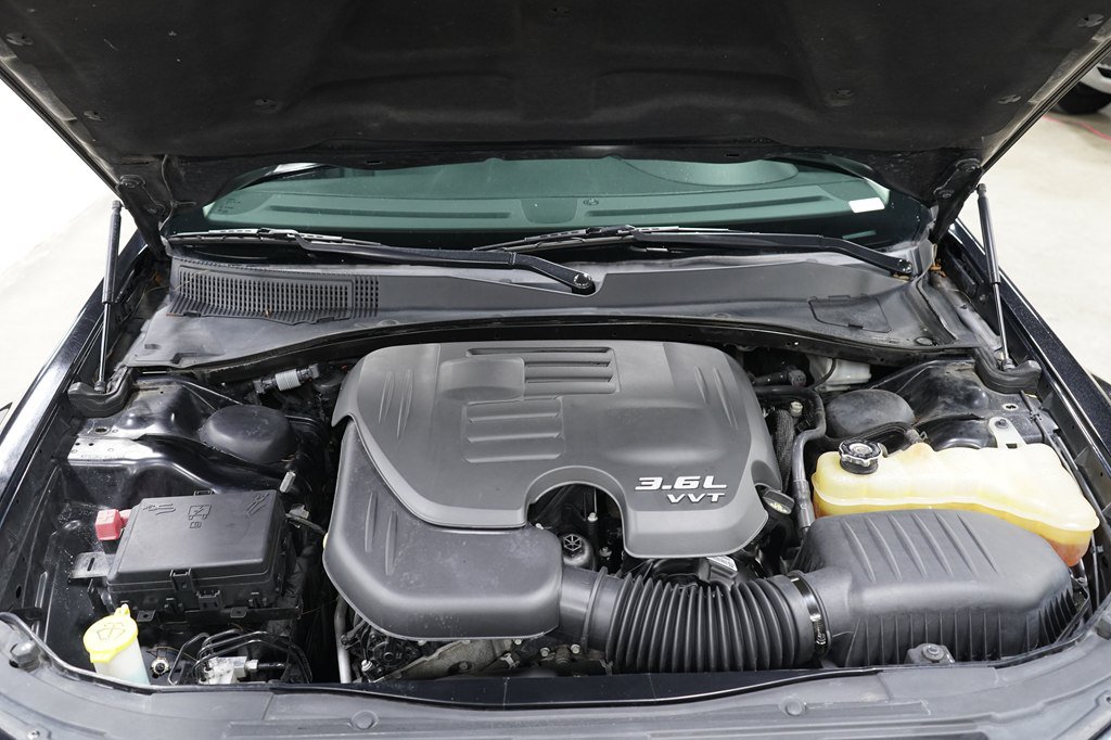 Used 2017 Chrysler 300 C RWD image 26