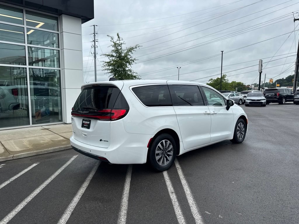 Used 2023 Chrysler Pacifica Touring-L FWD image 7