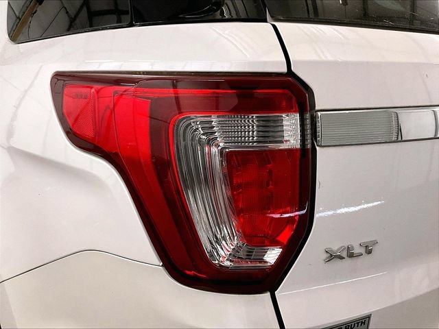 Used 2017 Ford Explorer XLT w/ Equipment Group 202A AWD/4WD image 30