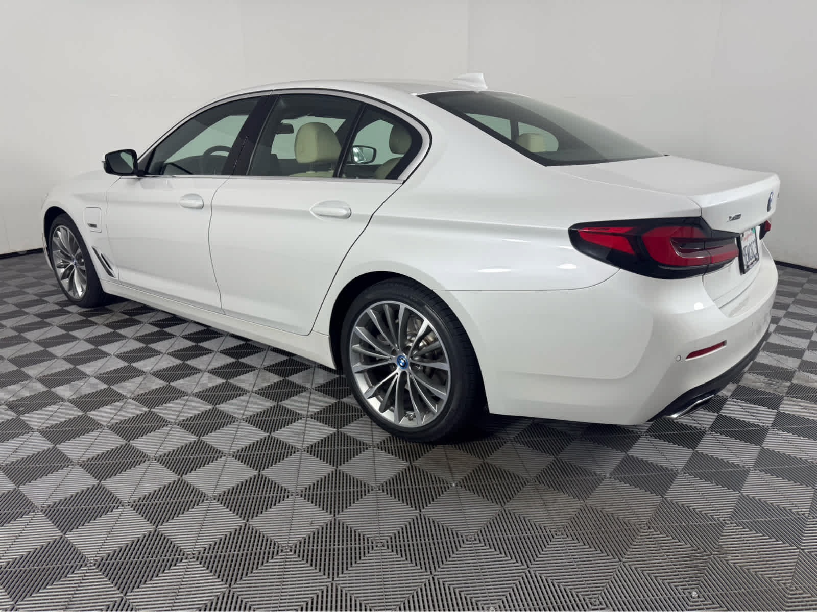 Used 2023 BMW 530e xDrive w/ Convenience Package AWD/4WD image 5