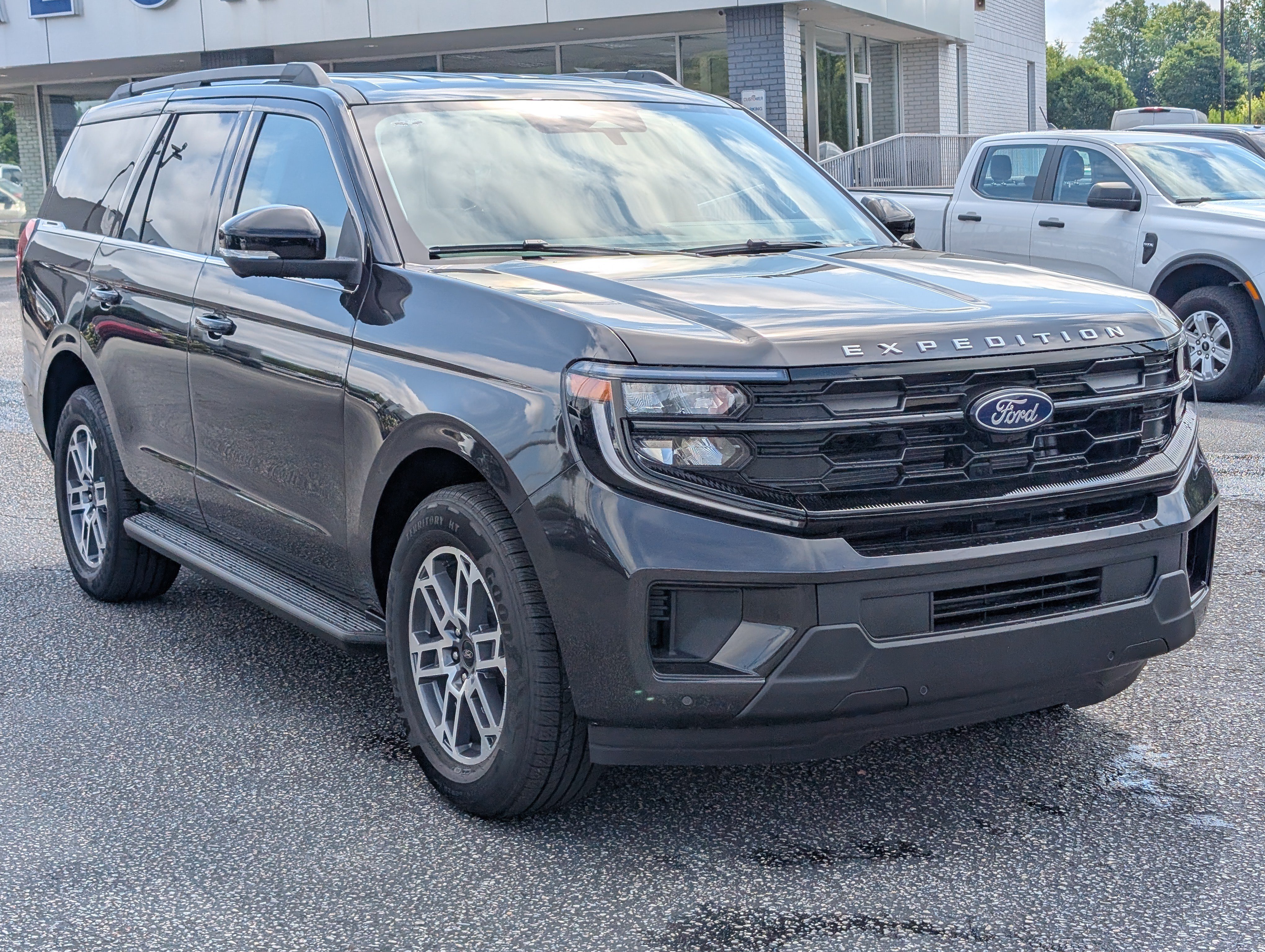 New 2026 Ford Expedition Active RWD image 4