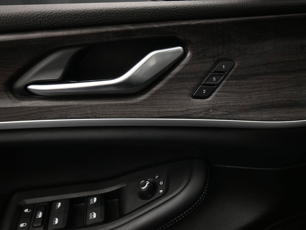 Used 2024 Jeep Grand Cherokee L Limited image 5