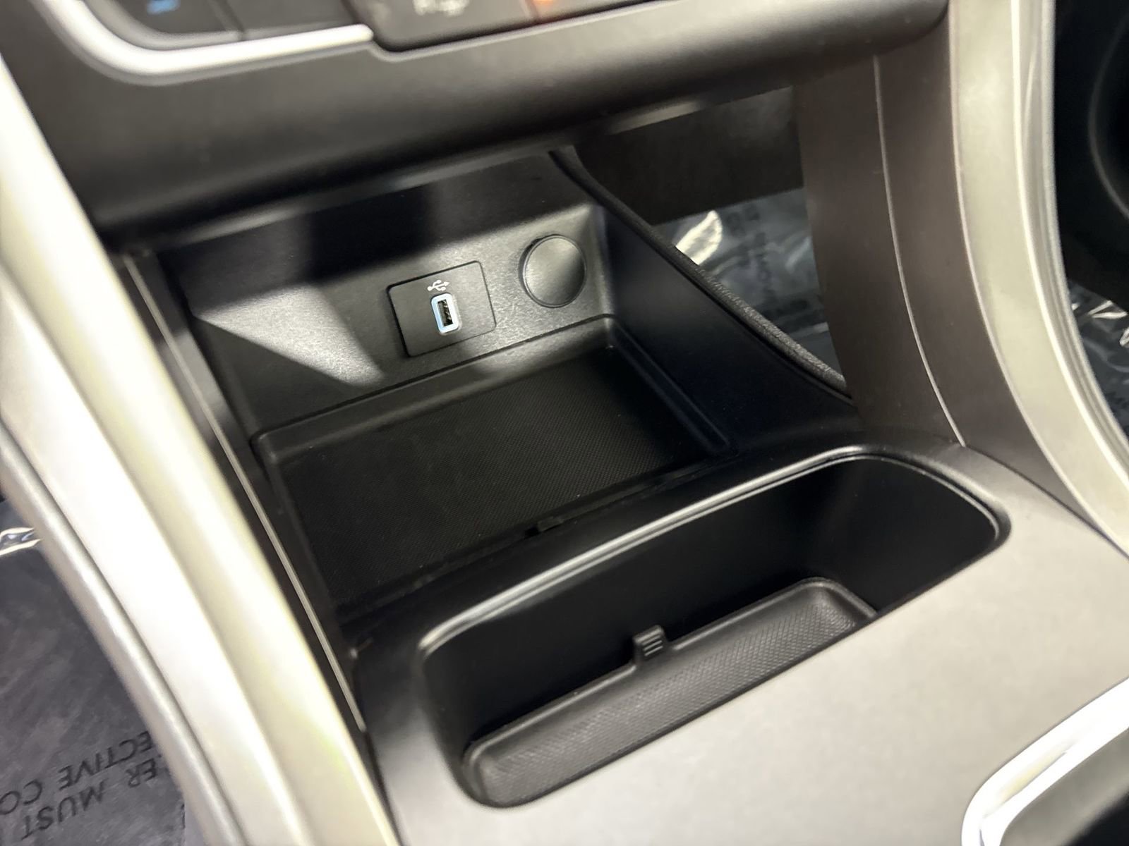 Used 2017 Ford Fusion SE w/ Fusion SE Technology Package image 25