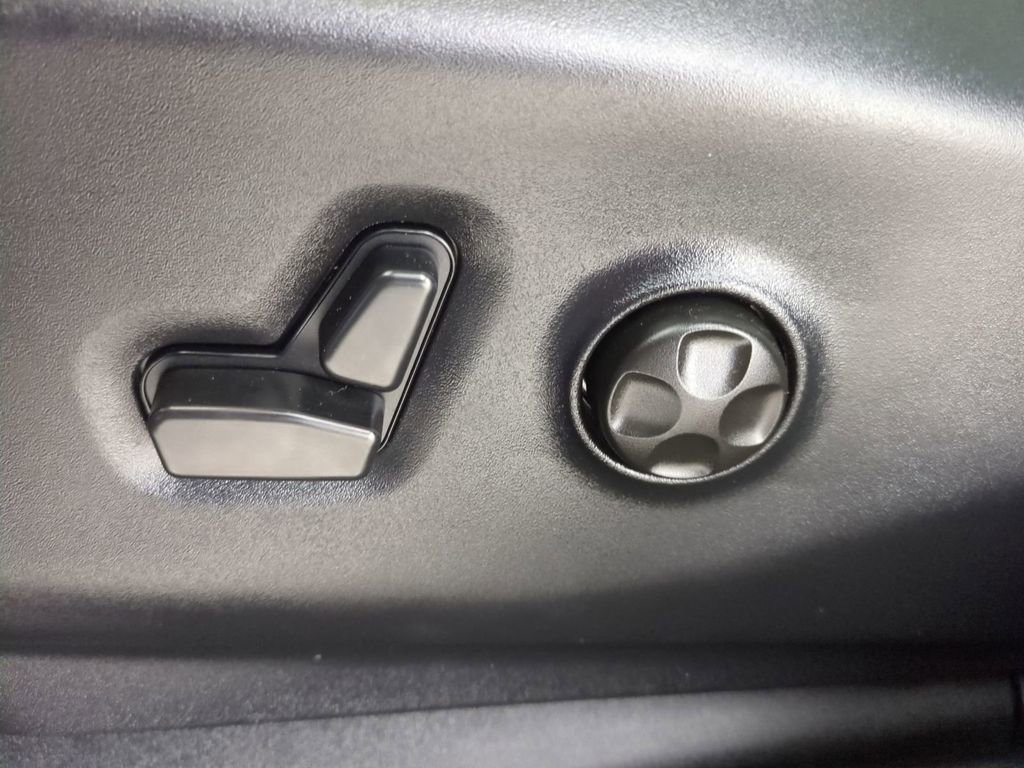 Used 2025 Chrysler Pacifica Limited image 23