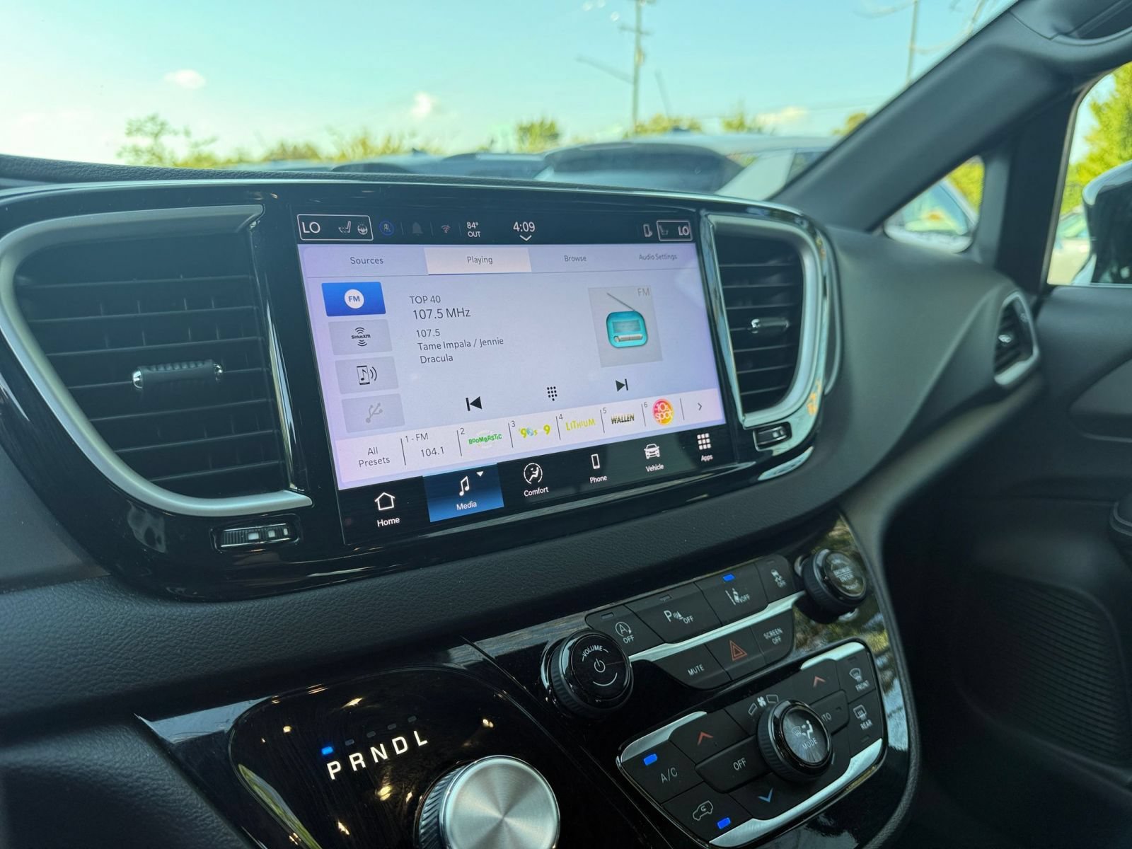 Used 2025 Chrysler Pacifica Select FWD image 19
