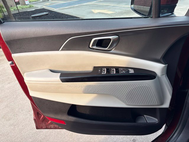 Used 2024 Kia Carnival LX FWD image 21