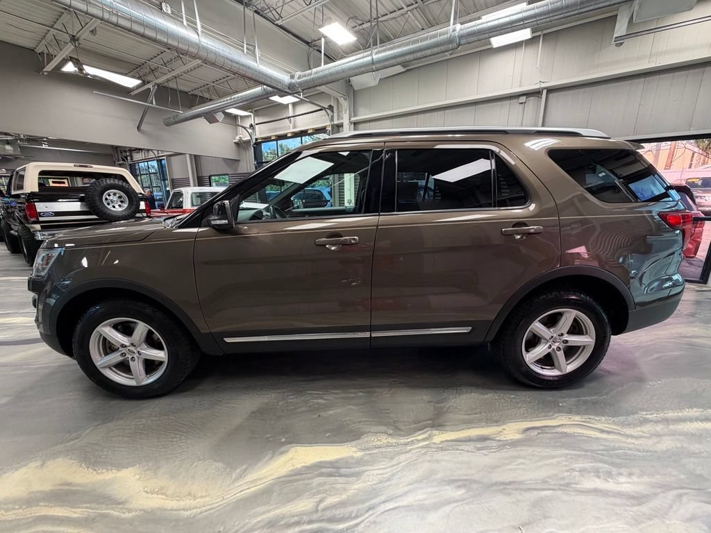 Used 2016 Ford Explorer XLT w/ Equipment Group 202A AWD/4WD image 35
