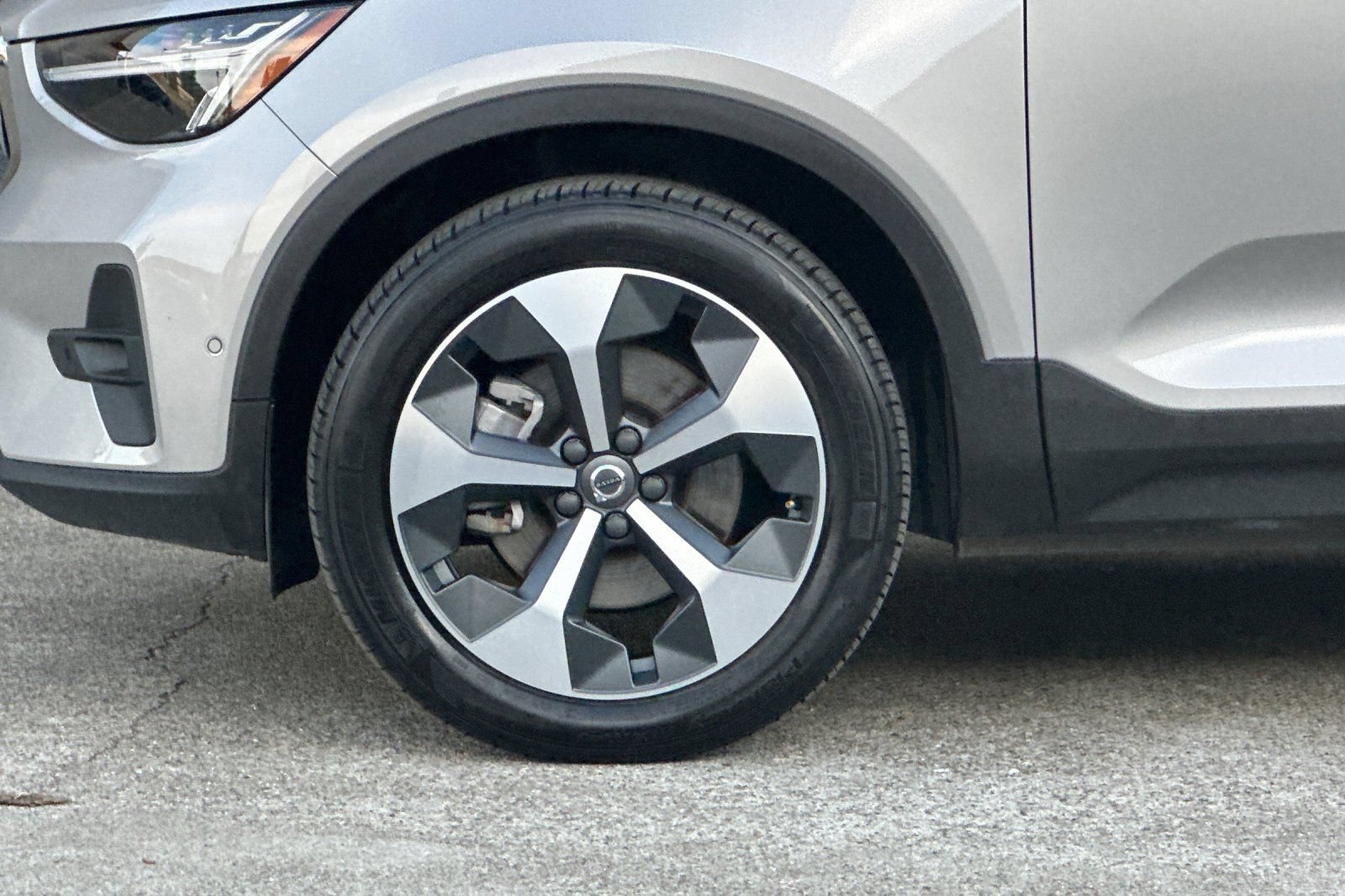 Certified 2025 Volvo XC40 B5 Plus AWD/4WD image 12