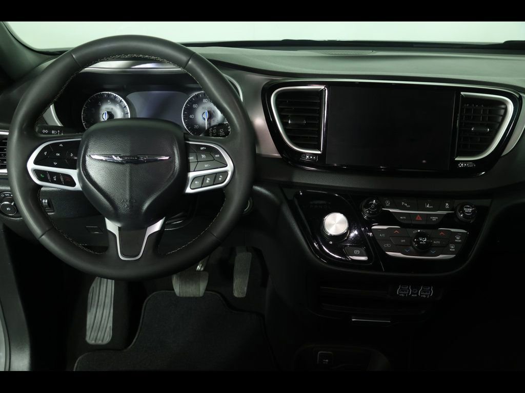 Used 2025 Chrysler Pacifica Select image 14