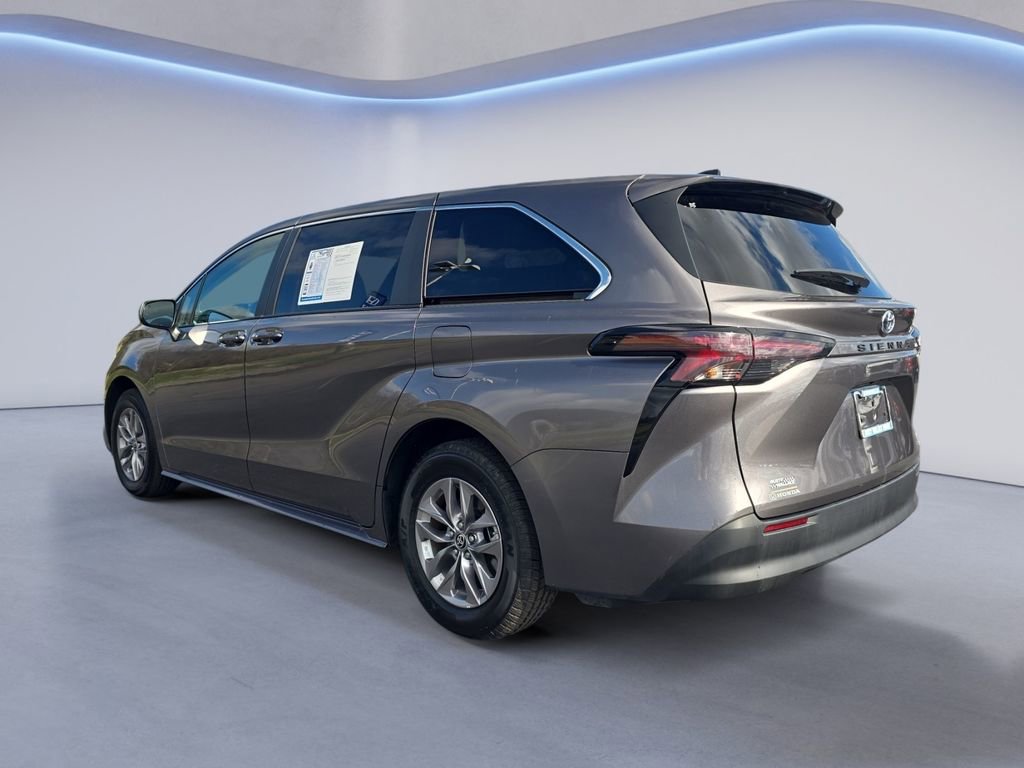 Used 2024 Toyota Sienna LE image 3