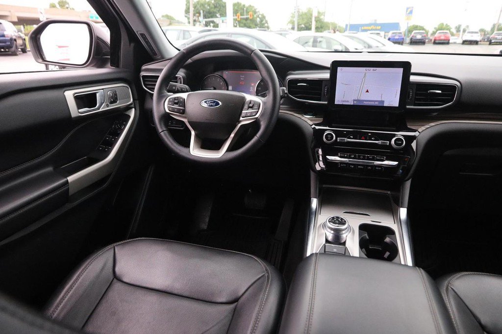 Used 2022 Ford Explorer Limited w/ Equipment Group 301A AWD/4WD image 25
