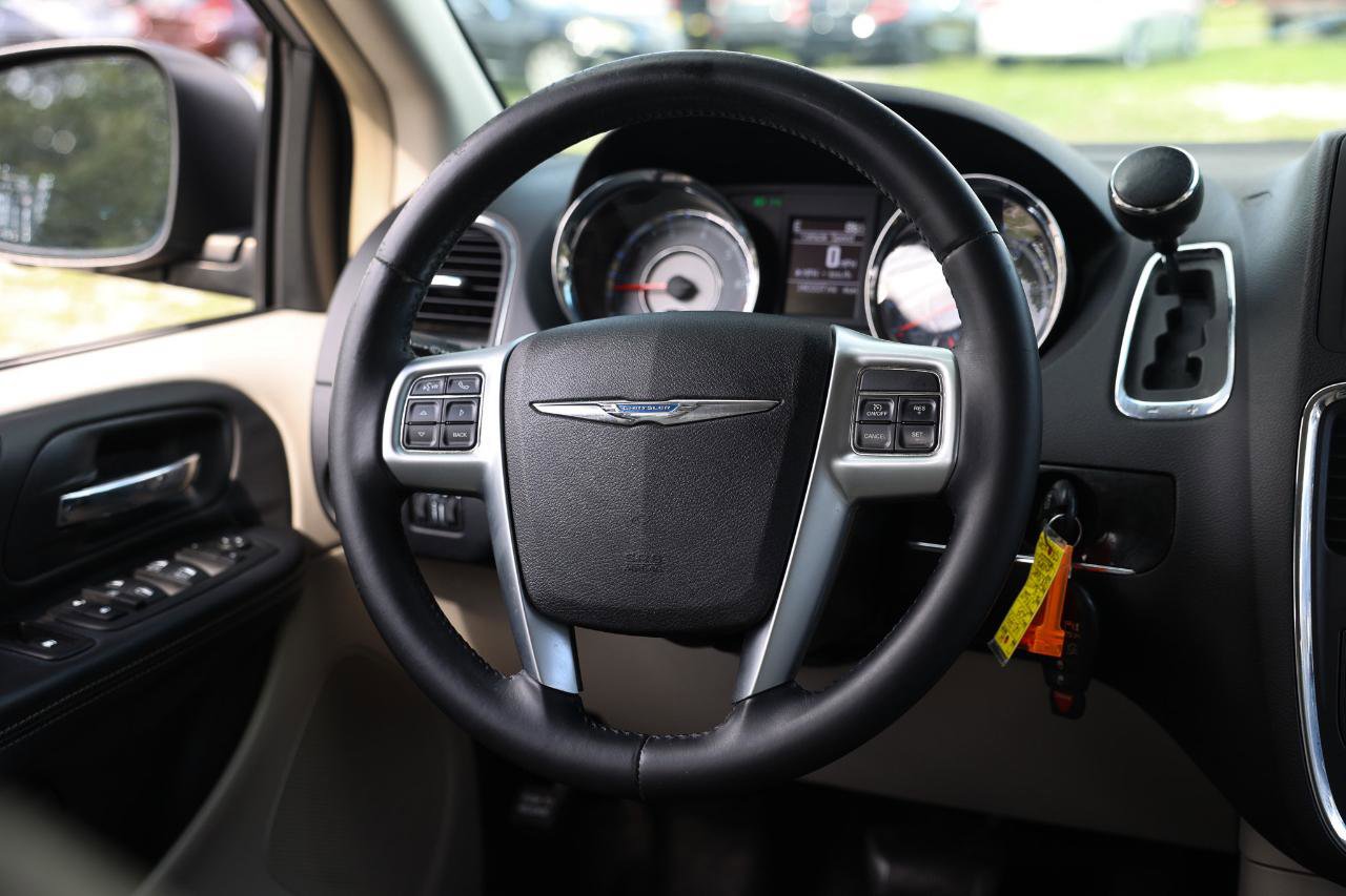 Used 2013 Chrysler Town & Country Touring FWD image 27