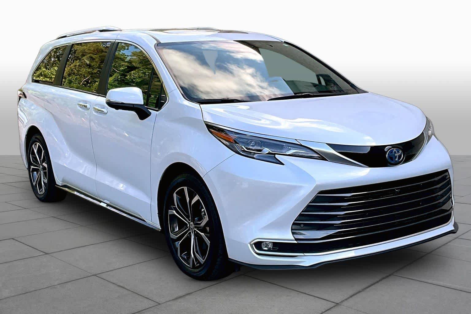 Used 2025 Toyota Sienna Platinum FWD image 3