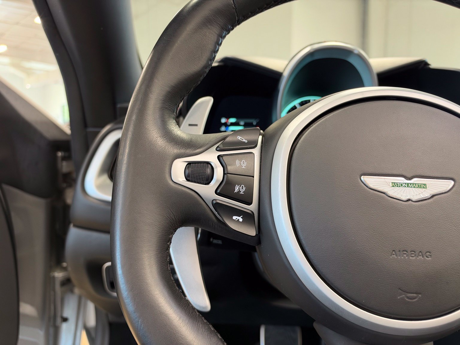 Used 2021 Aston Martin V8 Vantage Roadster RWD image 27