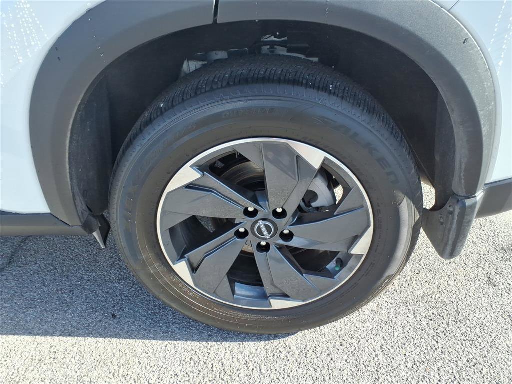 Certified 2025 Nissan Rogue SV image 4