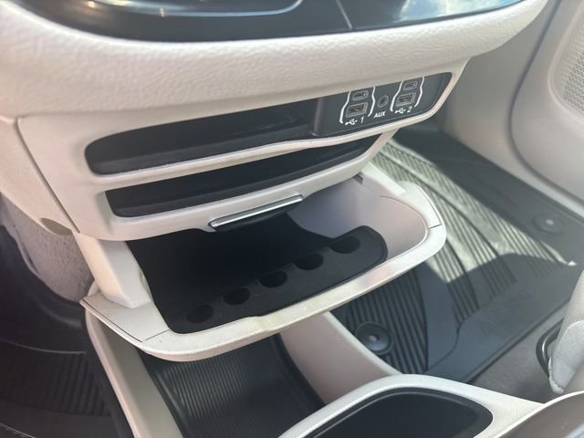 Used 2021 Chrysler Pacifica Touring-L FWD image 22