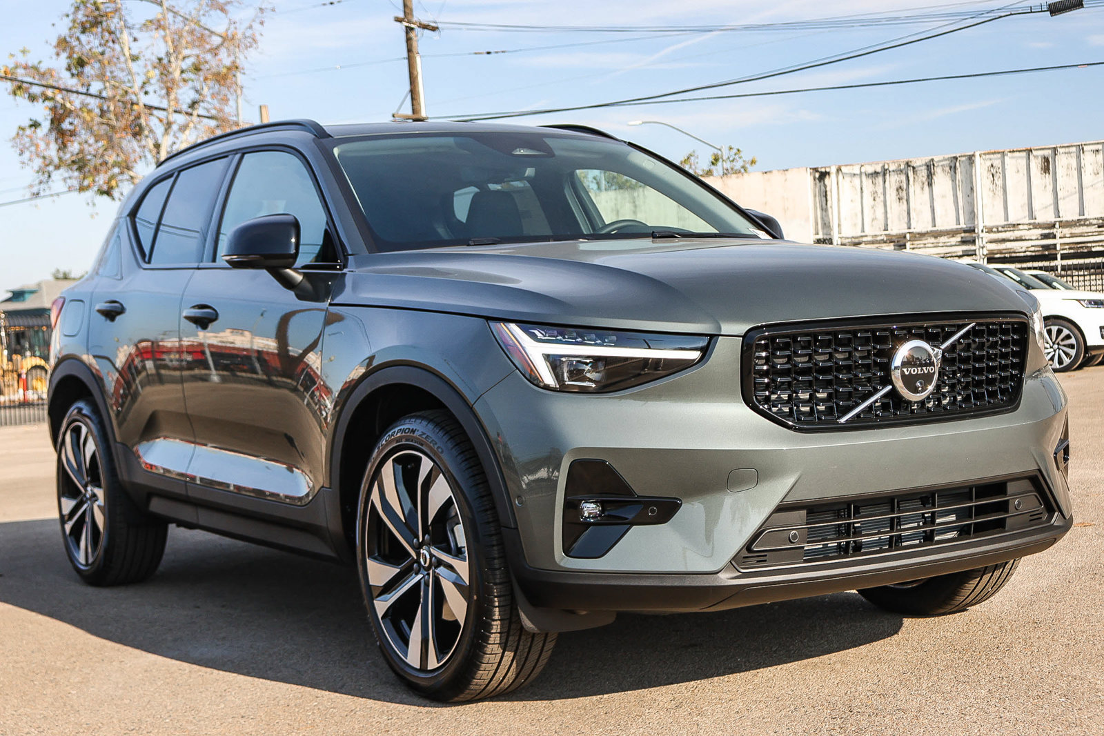 Used 2026 Volvo XC40 B4 Plus w/ Climate Package FWD image 3