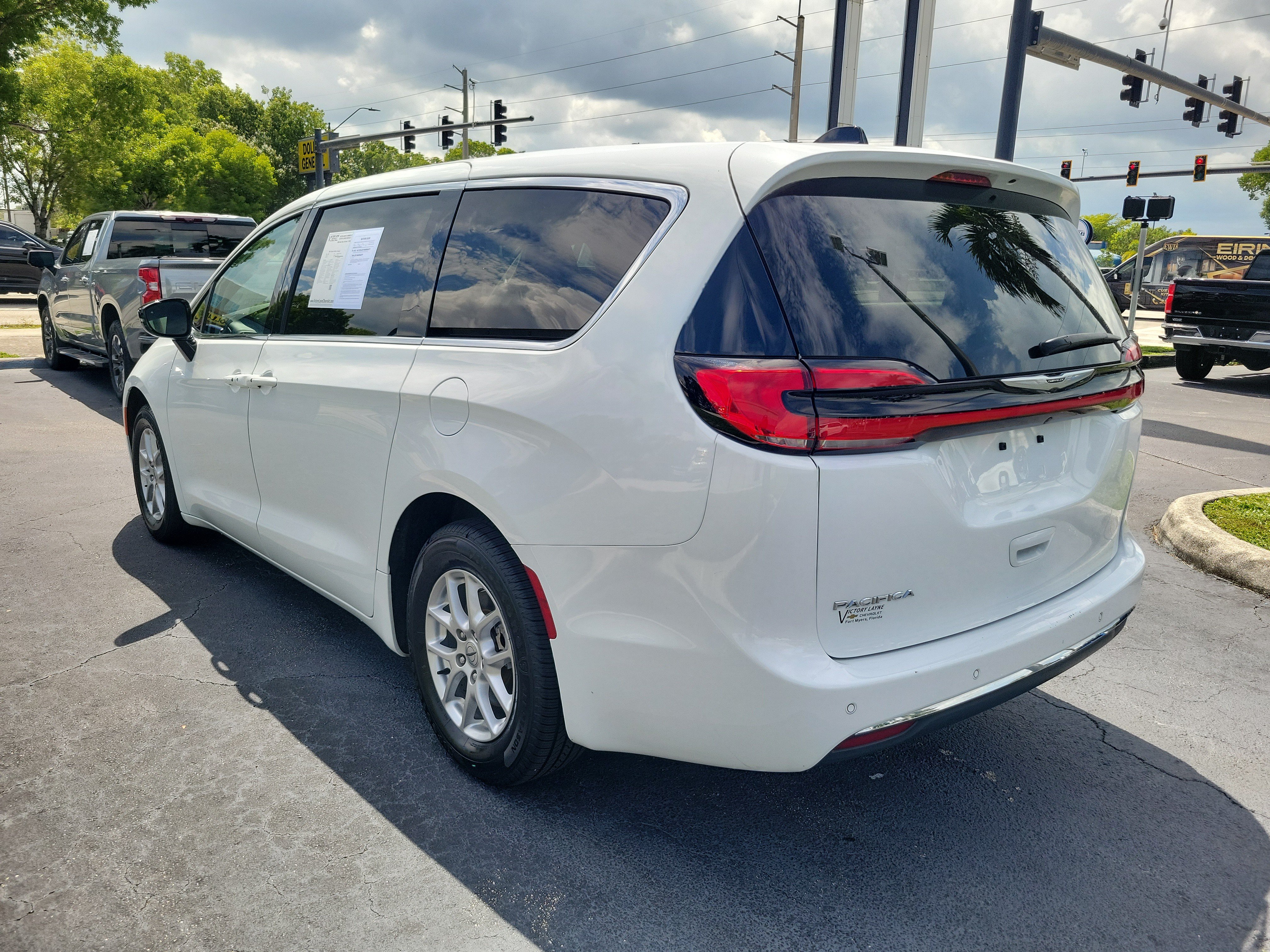 Used 2024 Chrysler Pacifica Touring-L FWD image 3