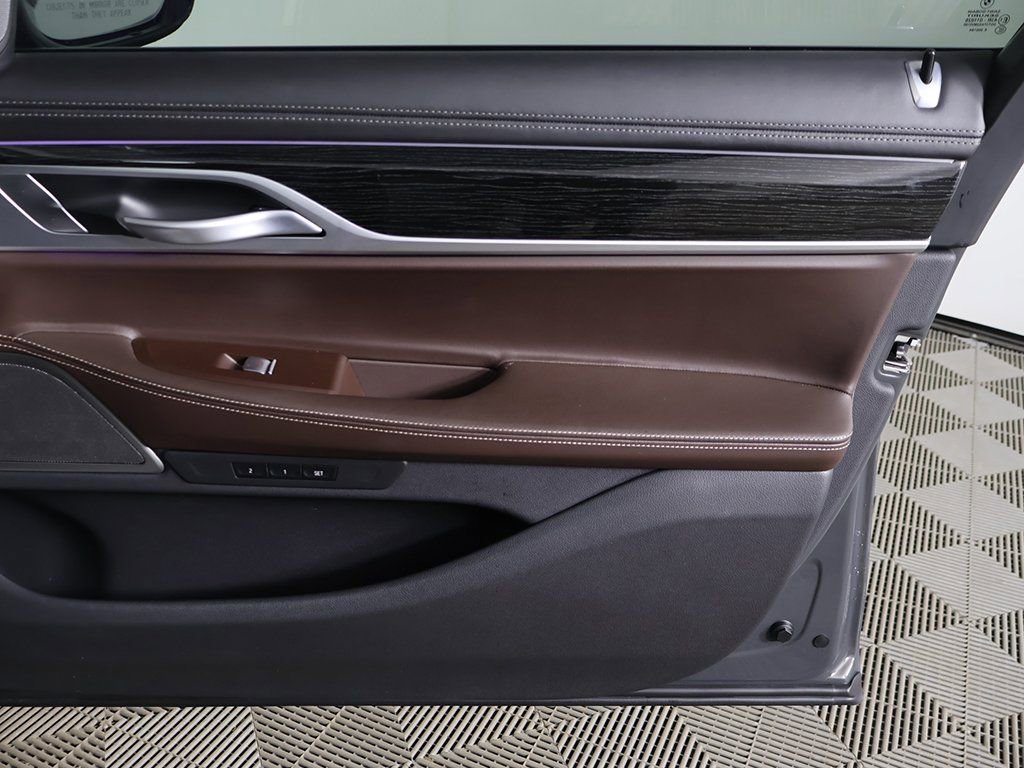 Used 2021 BMW 740i xDrive w/ Premium Package image 27