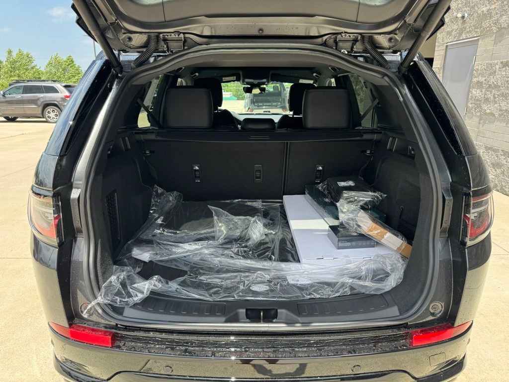 New 2024 Land Rover Discovery Sport Dynamic SE image 9