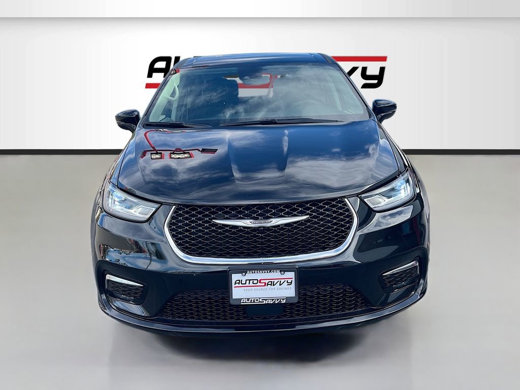 Used 2024 Chrysler Pacifica Select image 2