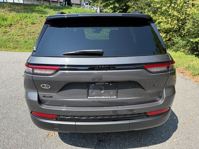 Used 2025 Jeep Grand Cherokee Altitude AWD/4WD image 7