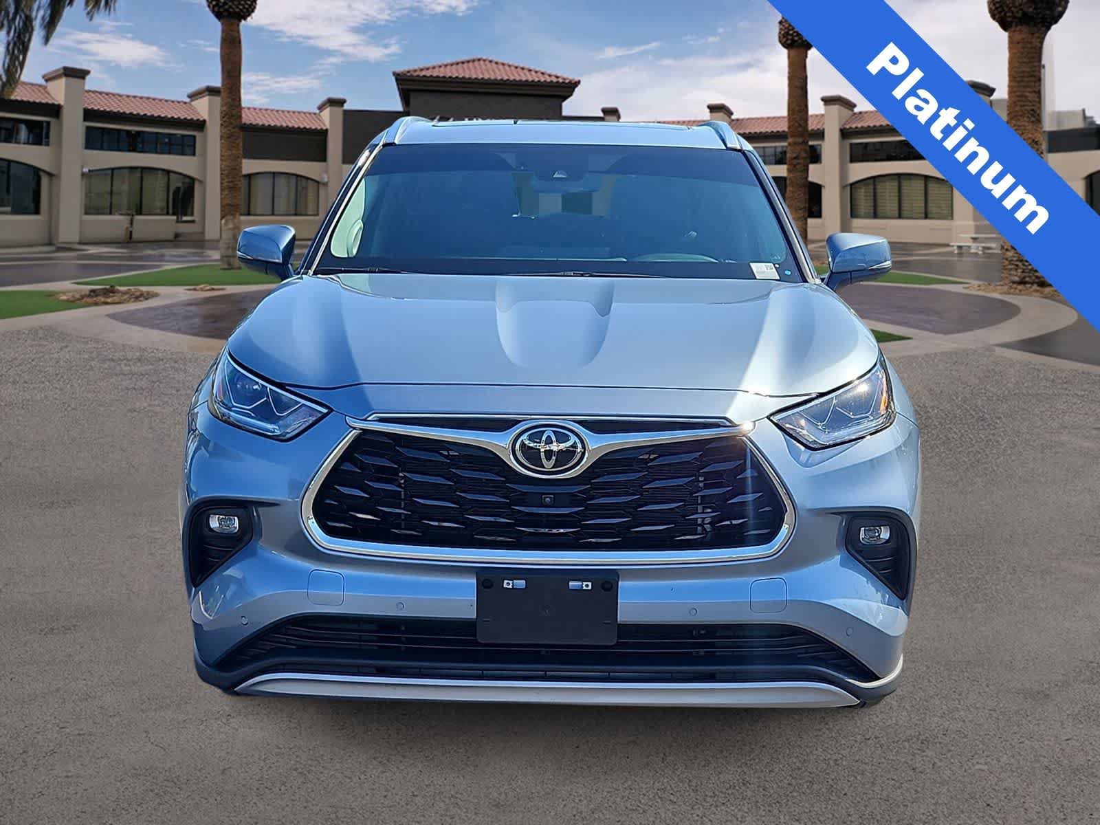 Used 2023 Toyota Highlander Platinum FWD image 3
