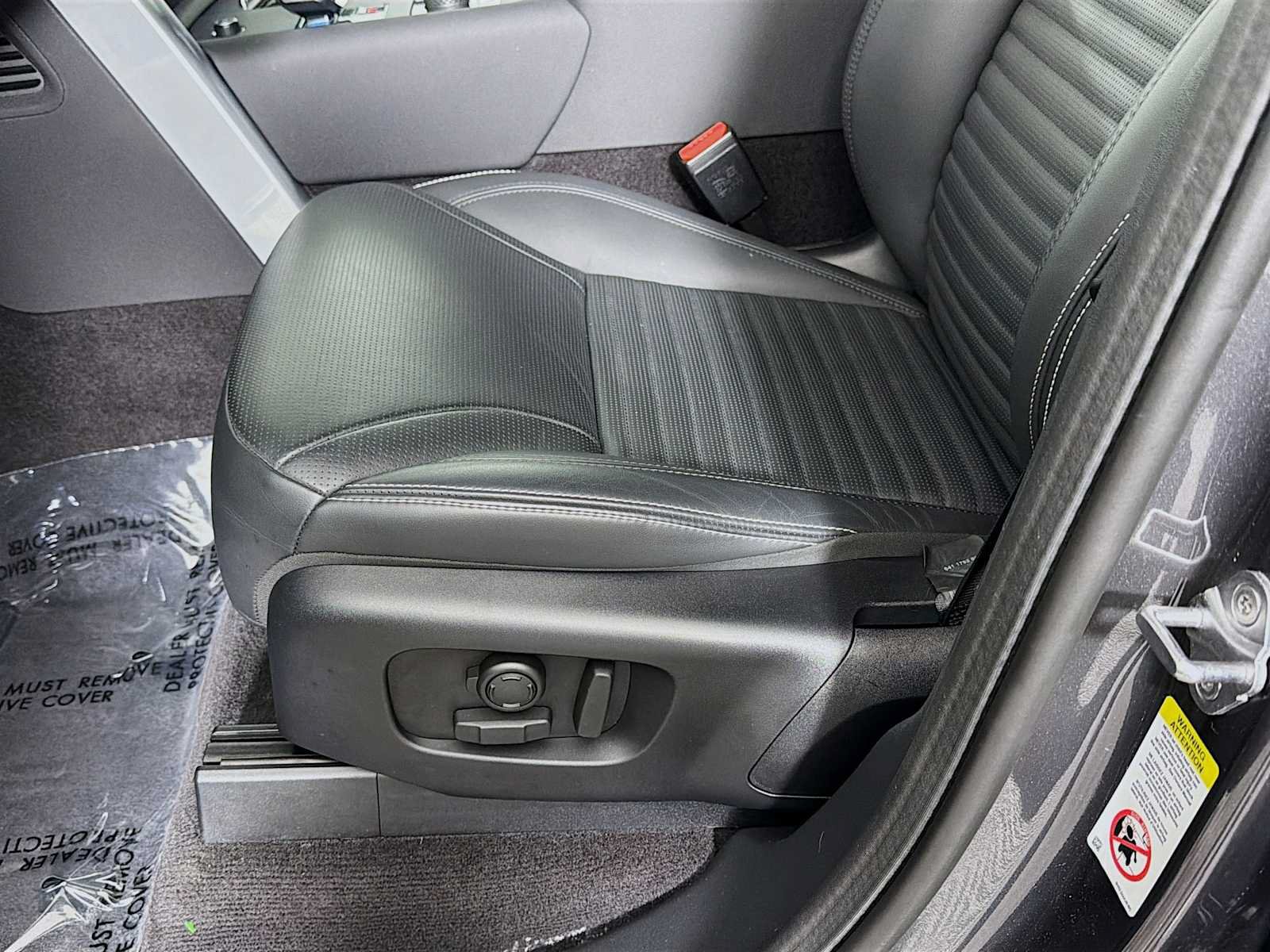 Used 2025 Land Rover Discovery Metropolitan Edition image 20