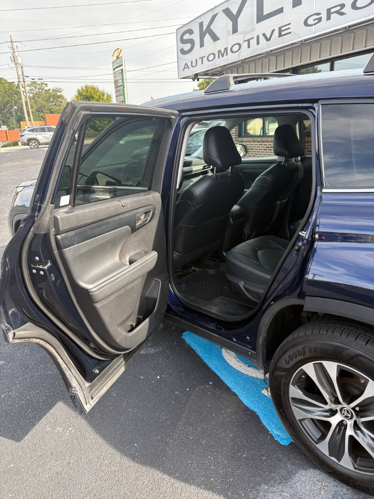 Used 2022 Toyota Highlander XLE AWD/4WD image 17