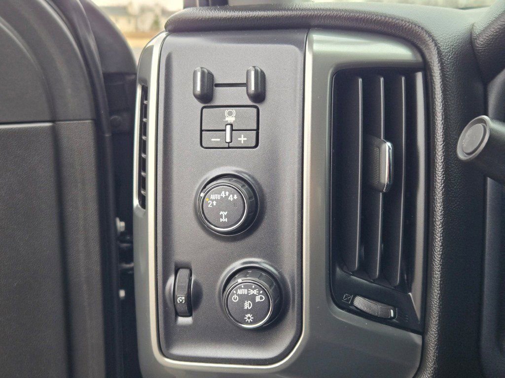 Used 2018 Chevrolet Silverado 1500 LT w/ All Star Edition image 31