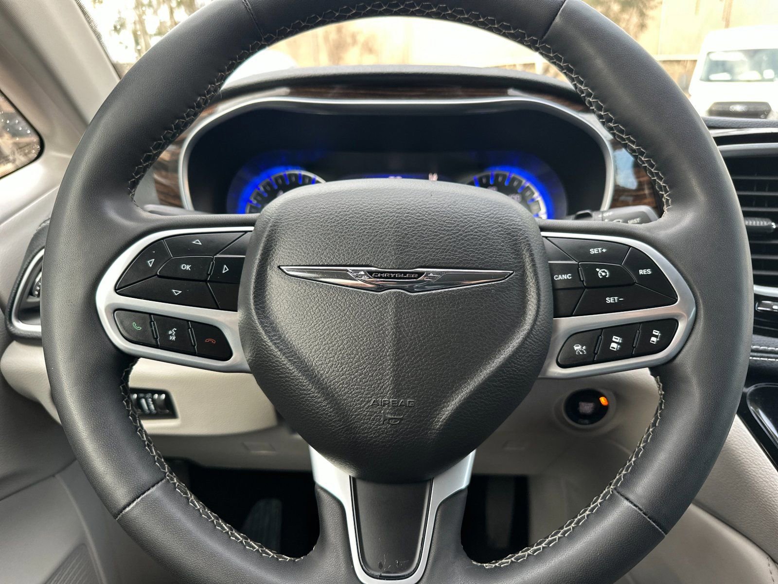 Used 2023 Chrysler Pacifica Limited image 26