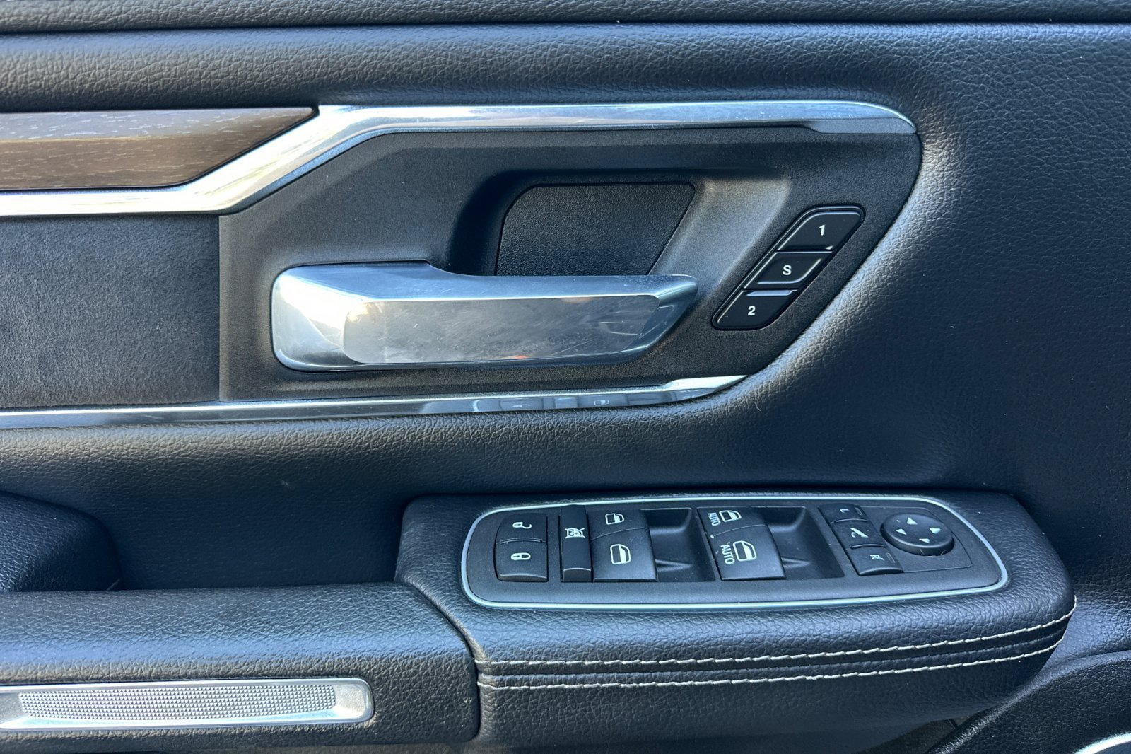 Used 2022 RAM 1500 Laramie AWD/4WD image 11