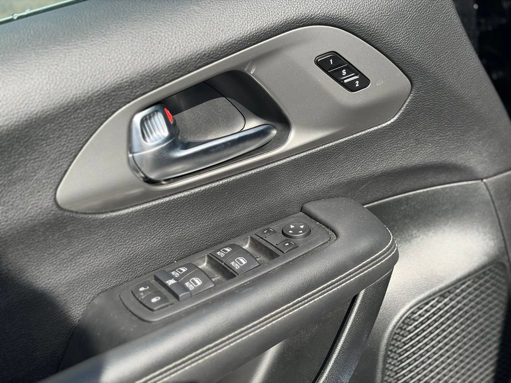 Certified 2025 Chrysler Pacifica Select FWD image 21