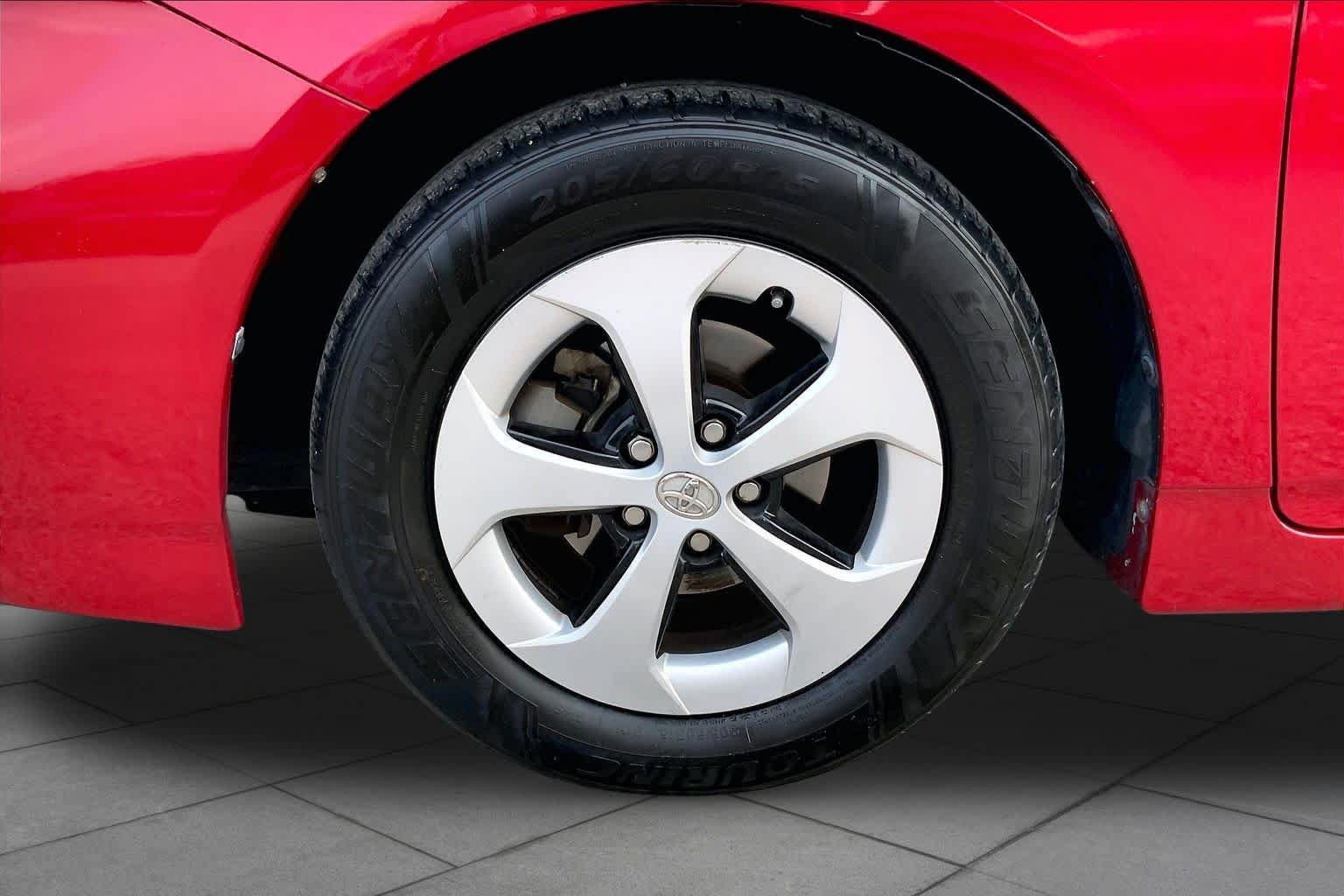 Used 2015 Toyota Prius Four FWD image 11