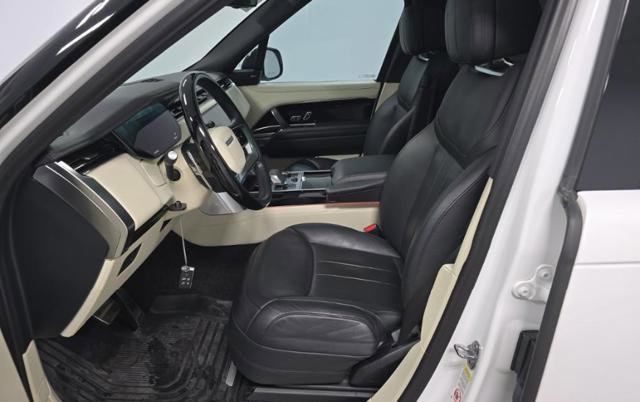 Used 2023 Land Rover Range Rover Long Wheelbase SE image 4