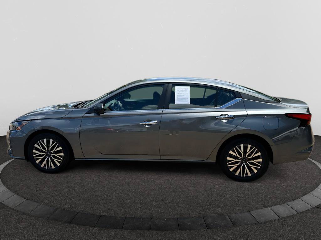Used 2025 Nissan Altima 2.5 SV FWD image 2