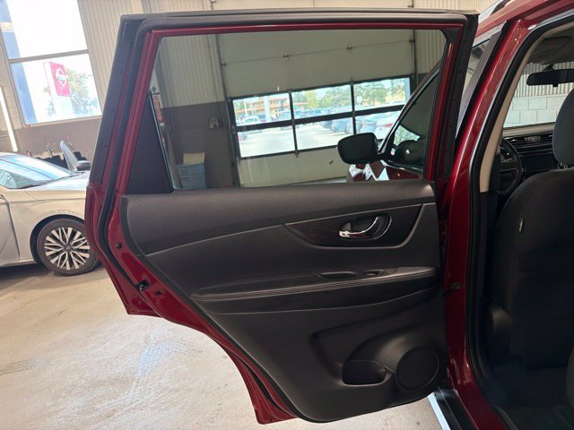 Used 2018 Nissan Rogue SV AWD/4WD image 10