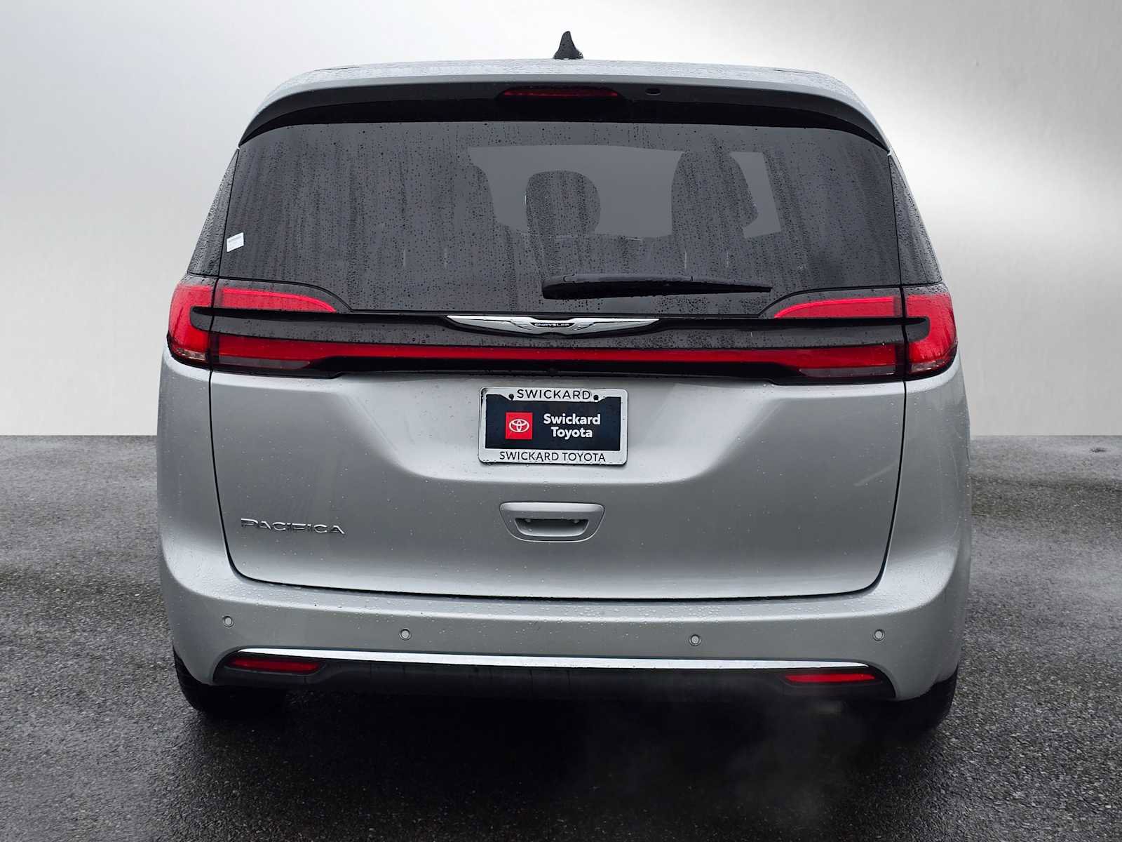 Used 2024 Chrysler Pacifica Touring-L image 6