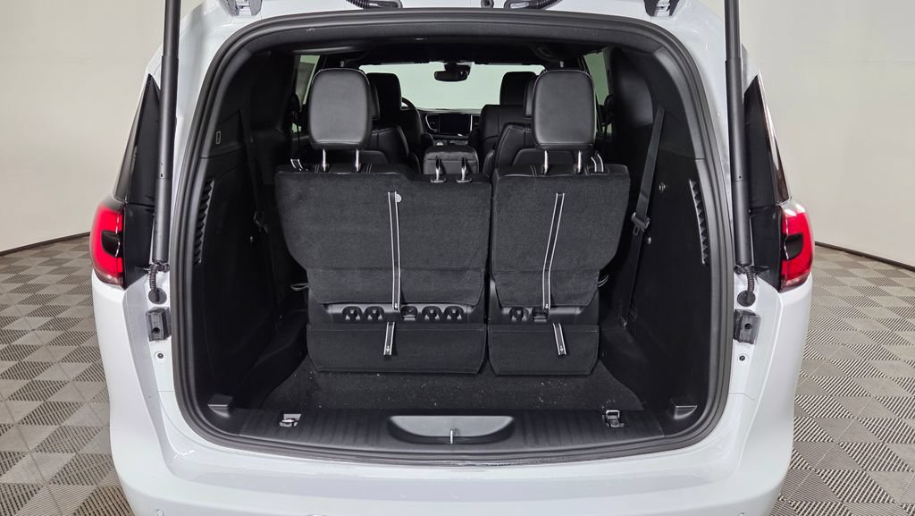 New 2027 Chrysler Pacifica Select AWD/4WD image 9