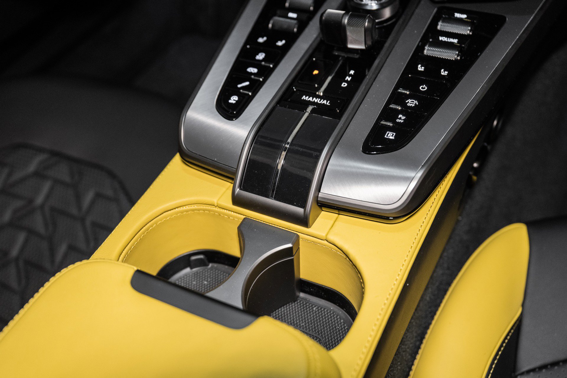 Used 2025 Aston Martin Vanquish image 35