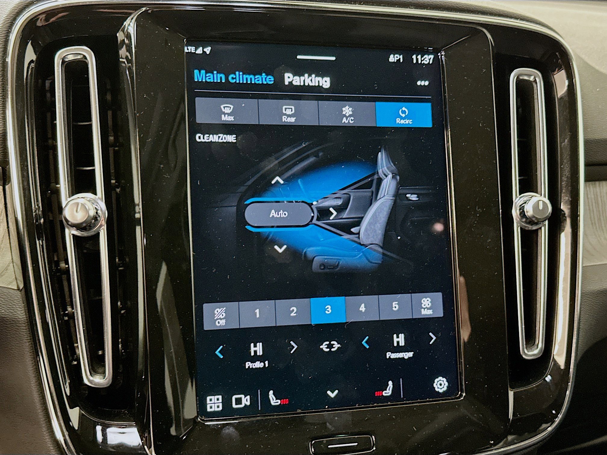 Used 2025 Volvo XC40 B5 Plus image 24